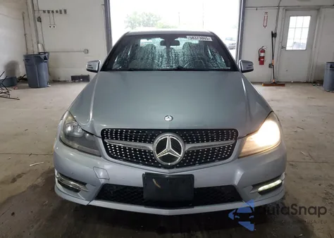 2013 Mercedes-Benz C 300 4Matic z USA, uszkodzony, nr VIN WDDGF8AB1DR254108